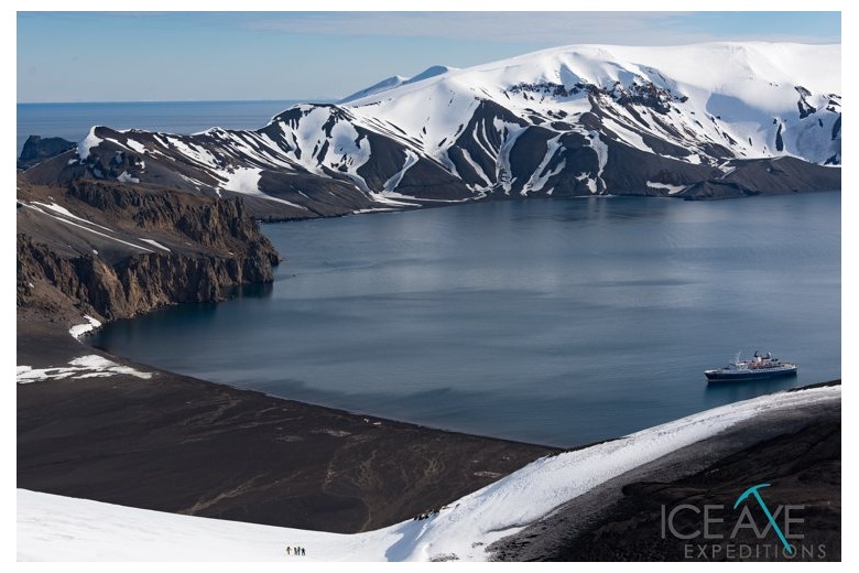 vue depuis la montagne du bateau et de la plage péninsule antarctique